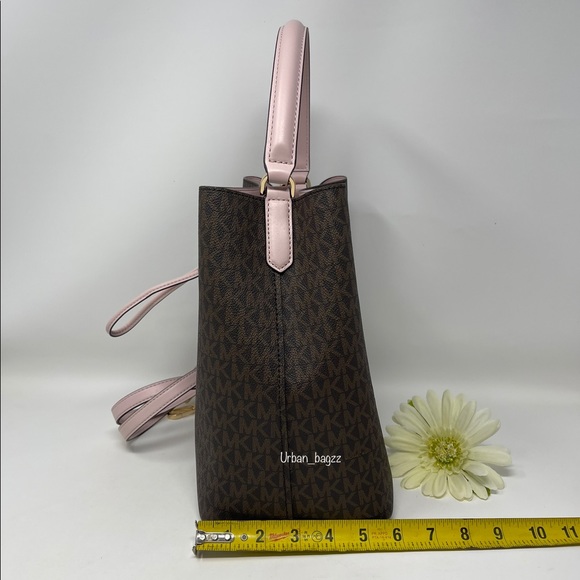 Michael Kors Suri Large Bucket Messenger & Wallet - Picture 4 of 16